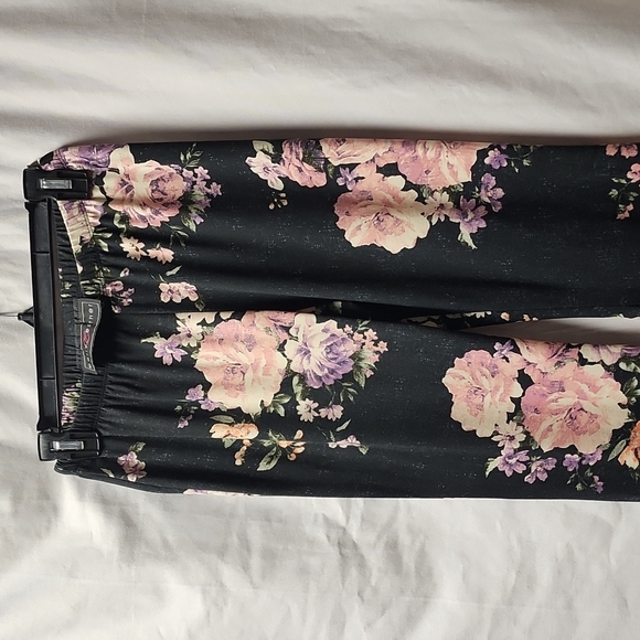 Polly & Ester large yoga pants in black and floral print that flare at the botto - Picture 1 of 3